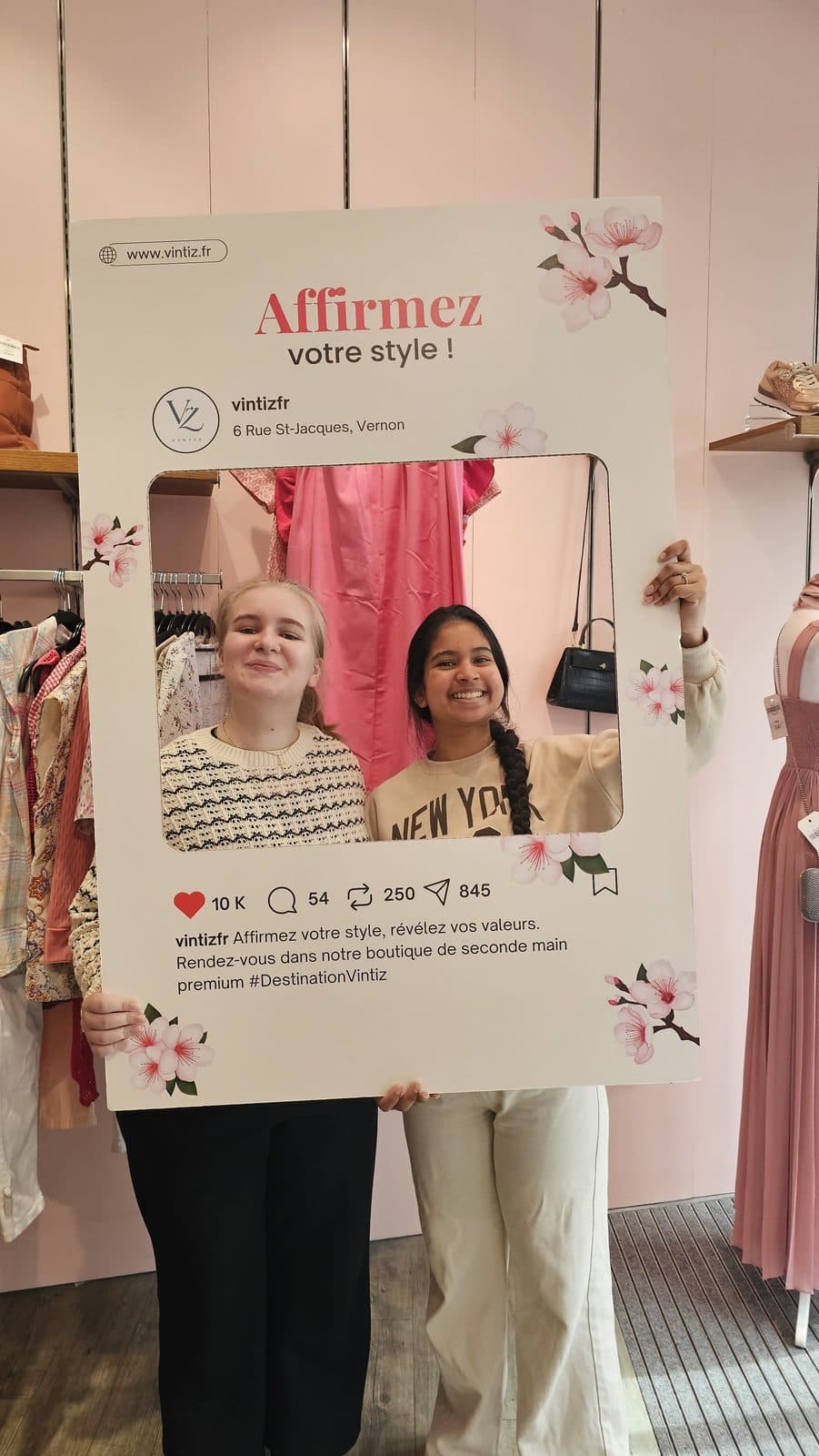 Deux clientes Vintiz devant le photocall