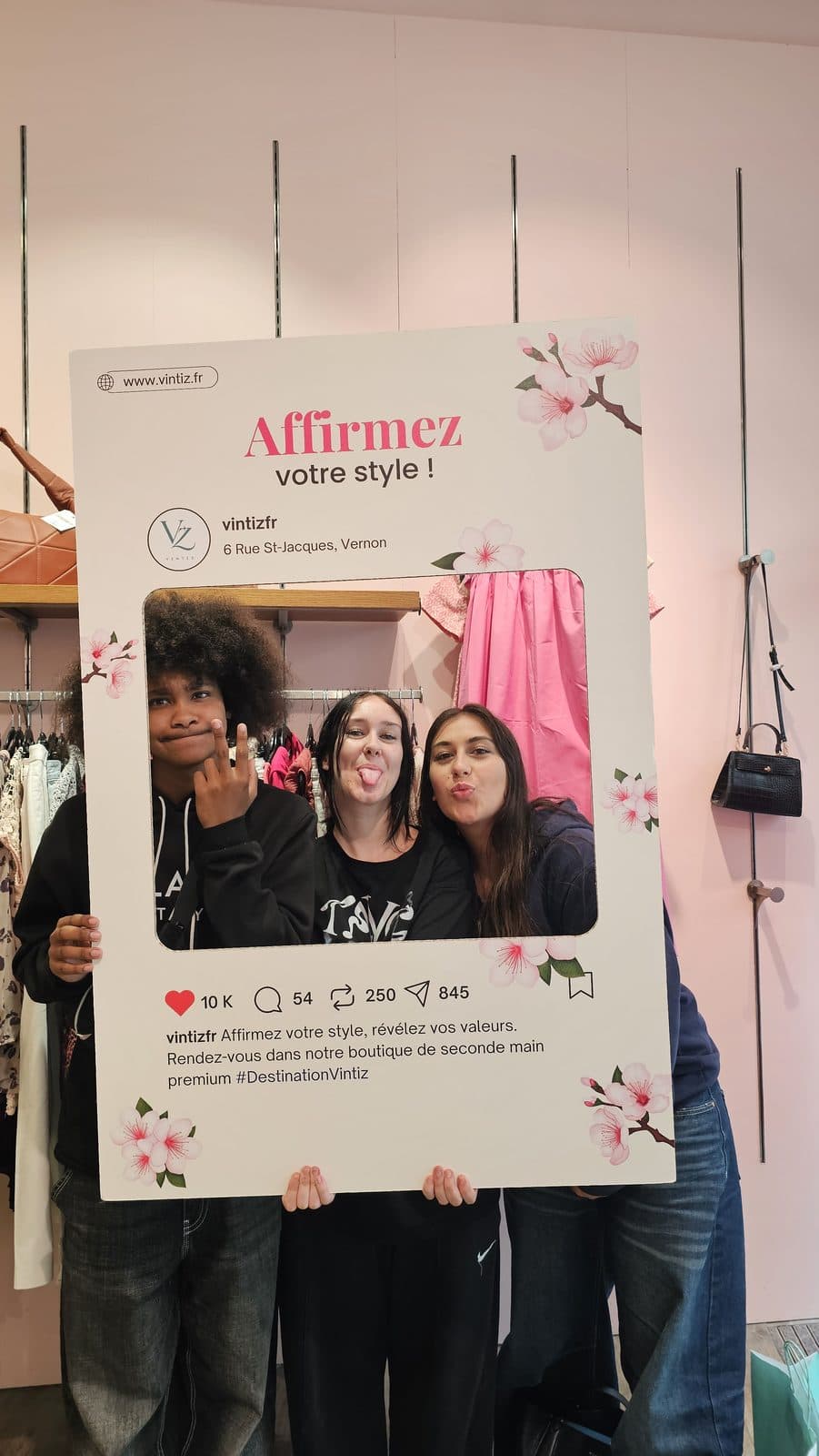 Trois jeunes clientes Vintiz, photo souvenir d'ouverture