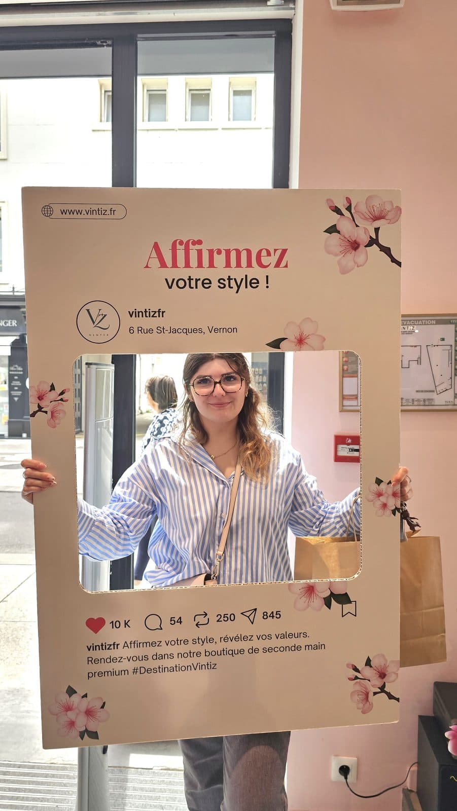 Une cliente Vintiz le jour de l'ouverture, photocall « Affirmez votre style »